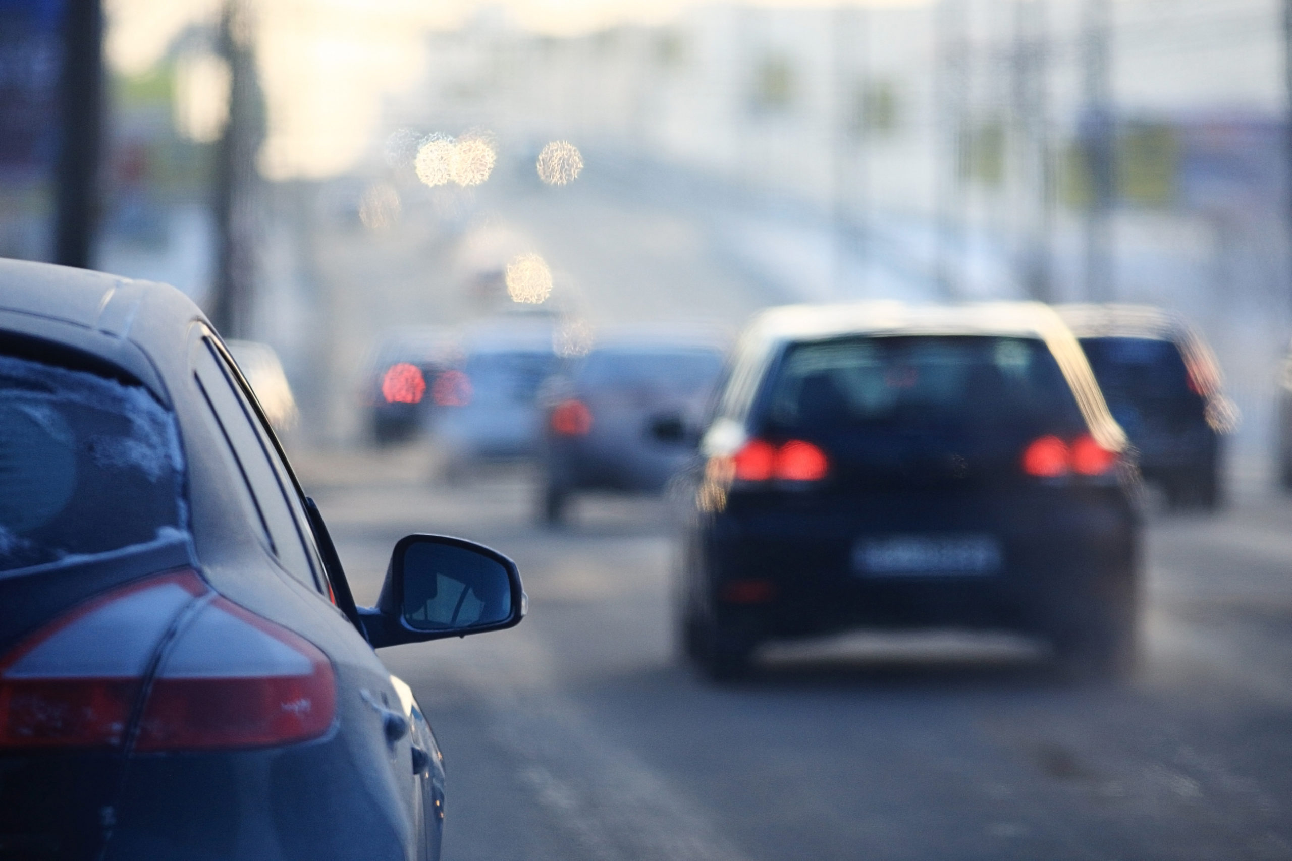 Automóviles en una autopista